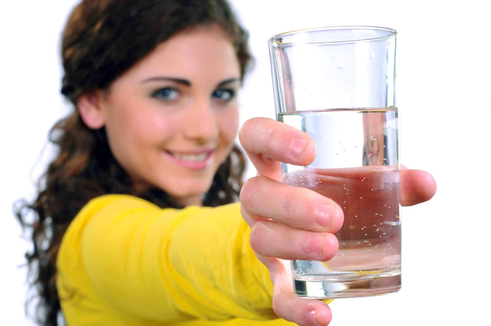 Пить холодную воду натощак. Стакан воды. Человек протягивает стакан воды. Девушка со стаканом воды. Пьет стакан воды.